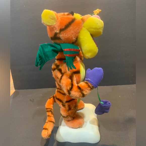 Disney 1996 KMart Tigger Skating Animated Christmas Figure Winnie The Pooh - Picture 5 of 6